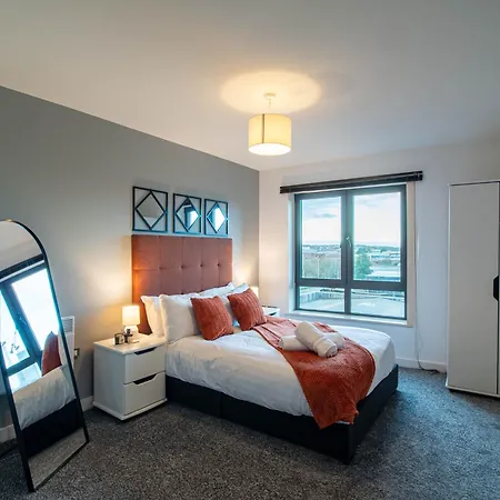 Island Balcony View 2-bed 2-bath ليدز