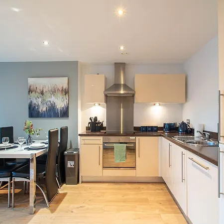 Island Balcony View 2-bed 2-bath Leeds (West Yorkshire)