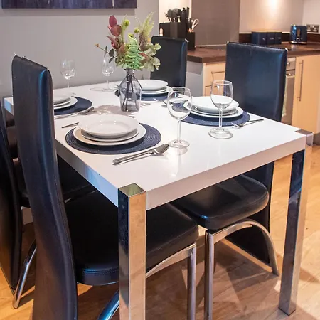 Island Balcony View 2-bed 2-bath Leeds (West Yorkshire)